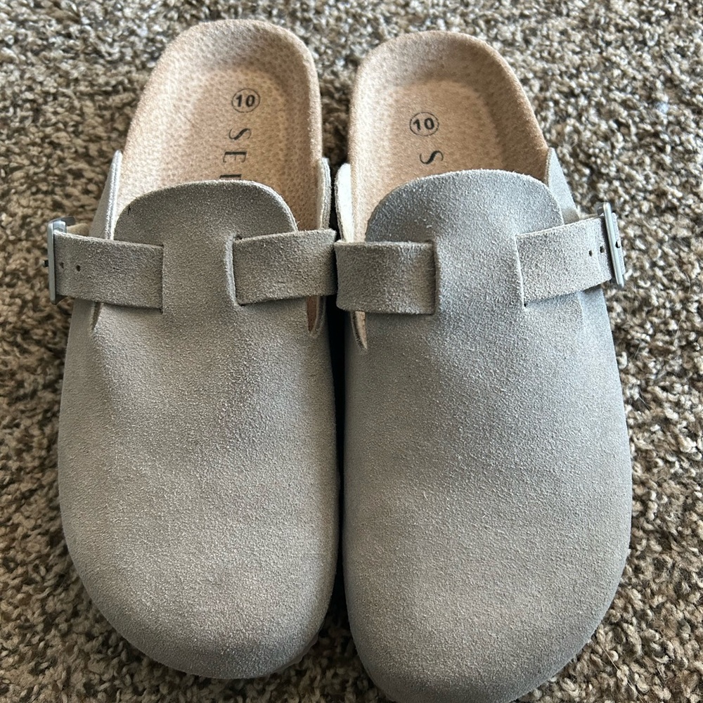Serra beige/tan slip on clogs NWOT